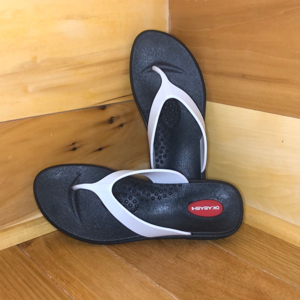 Okabashi thong white/black sandals